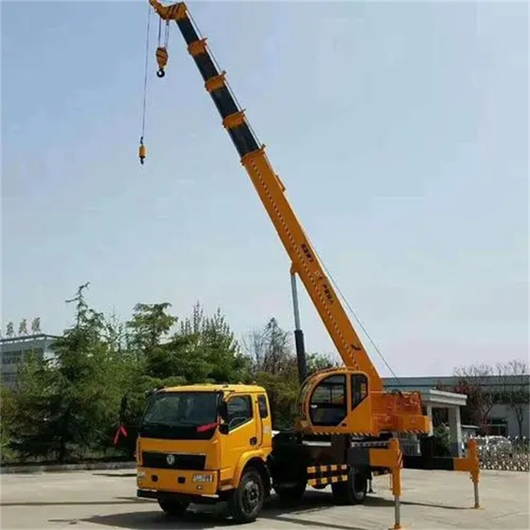 鼎湖钢筋笼入孔时,由吊车采用单点起吊